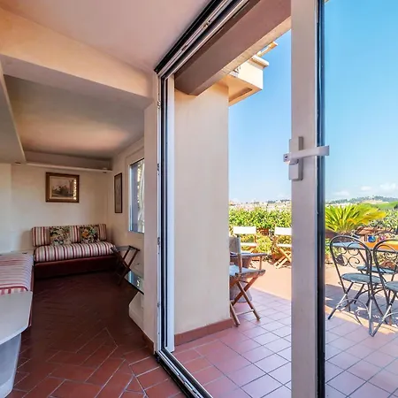 The Perfect View- Angel's Castle' Daire Roma